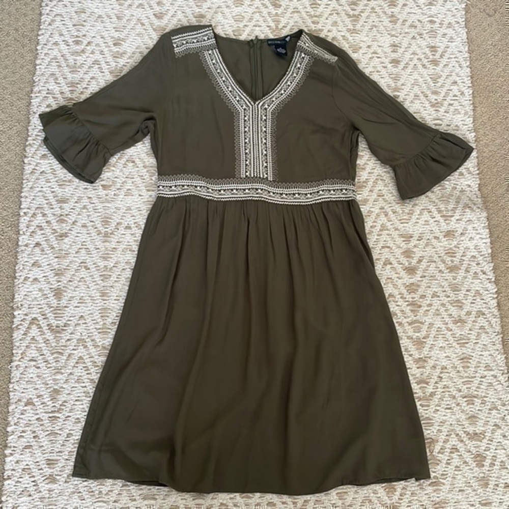 Design history medium 100% rayon hunter green dress